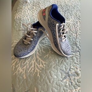 Under Armour women 7.5 Deluxe athletic shoes